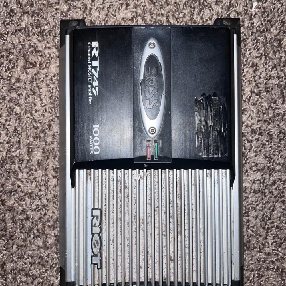 Boss 1000 Watt Amplifier